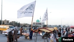 Bendera Taliban terlihat di sebuah jalan di Kabul, Afghanistan, 16 September 2021. (Foto: WANA/West Asia News Agency) via REUTERS)