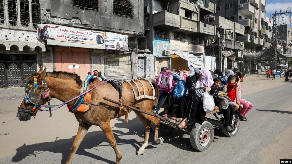 Người dân Palestine di tản trên xe ngựa khi di chuyển khỏi các khu vực ở phía bắc Dải Gaza sau lệnh sơ tán của Israel trong bối cảnh xung đột Israel-Hamas đang diễn ra tại Thành phố Gaza ngày 12/10/2024.