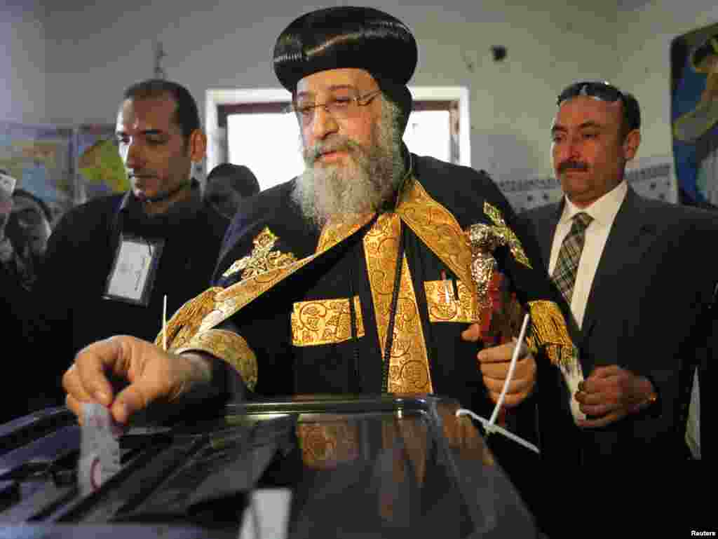 بیرون ملک رہنے والے مصریوں نے پہلے ہی اس نئے آئین کے لیے ووٹ دے دیا ہے۔