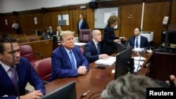 Trump, 2016 seçimlerinden kısa bir süre önce porno yıldızı Stormy Daniels'a yaptığı sus payı ödemesini örtbas etmek için iş kayıtlarında tahrifat yapmaktan 34 suçla karşı karşıya. 