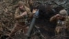 Los militares ucranianos de la 28ª Brigada Mecanizada separada disparan un mortero de 120 mm contra las tropas rusas en primera línea, en medio del ataque de Rusia contra Ucrania, cerca de la ciudad de Bajmut, Ucrania, el 15 de marzo de 2024. REUTERS/Oleksandr Ratushniak