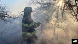 Os bombeiros lutam contra o incêndio em Long Island, Nova Iorque, a 8 de março de 2025. 