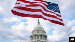 Американський прапор майорить перед будівлею Конгресу США у Вашигтоні.