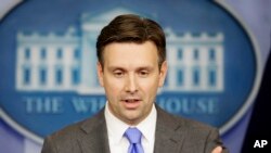 White House Deputy press secretary Josh Earnest takes a question during the daily news briefing at the White House, Nov. 21, 2013.