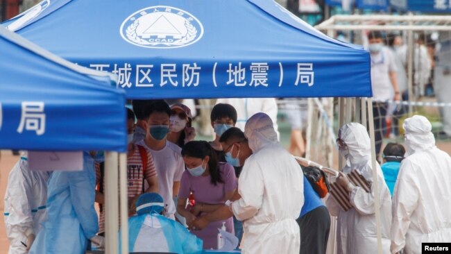北京市民在广安体育中心外排队接受新冠病毒检测。（2020年6月15日）