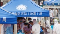 北京市民在廣安體育中心外排隊接受新冠病毒檢測。 （2020年6月15日）