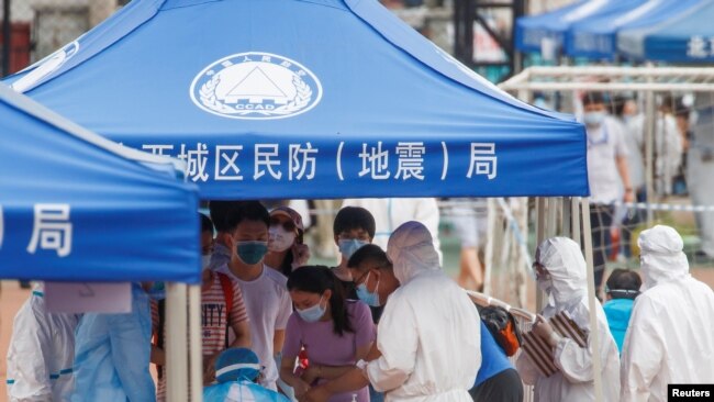 北京市民在广安体育中心外排队接受新冠病毒检测。(2020年6月15日)