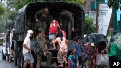 Militer Filipina mengevakuasi warga di Legazpi, provinsi Albay karena badai Kammuri mendekati wilayah itu, Senin (2/12). 