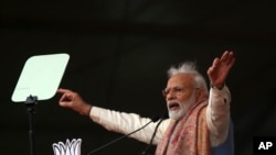 印度总理莫迪在星期天的人民党集会上发表讲话