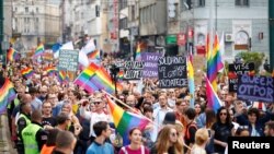 Para peserta pawai hak-hak asasi kaum gay yang digelar untuk pertama kali di Sarajevo, Bosnia dan Herzegovina, Minggu, 8 September 2019. (Foto: Reuters)