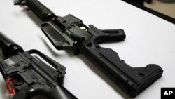 Senjata semi otomatis yang sudah dilengkapi perangkat 'bump stock' supaya bisa menembakkan peluru dengan cepat terlihat dalam foto 11 Januari 2018, di laboratorium Patroli Negara Bagian Washington di Seattle.