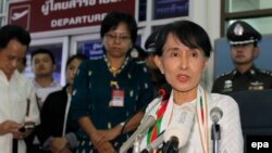 ၂၀၁၂ ခုနှစ်၊ ဇွန်လ ၂ ရက်နေ့က ထိုင်း-မြန်မာနယ်စပ် မယ်လဒုက္ခသည်စခန်းကို သွားအပြီး သတင်းစာရှင်းလင်းပွဲ လုပ်နေသည့် ဒေါ်အောင်ဆန်းစုကြည်။