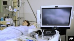 一名大肠杆菌患者正在德国汉堡一家医院接受治疗