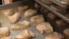 在華盛頓郊區的門羅小學﹐提供一個地方農場的烤豬排給學生(視頻截圖)