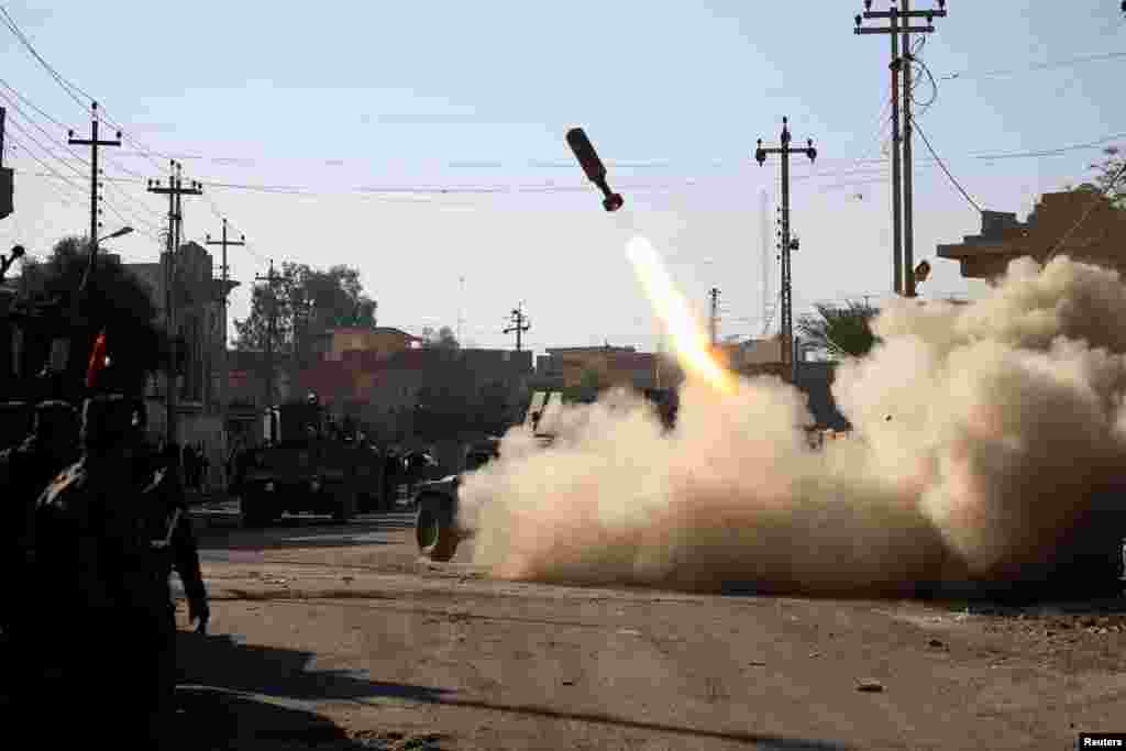 نیروهای عراقی در یک ناحیه در نزدیکی&zwnj; موصل عراق موشک به طرف داعش پرتاب می&zwnj;&zwnj;کنند.