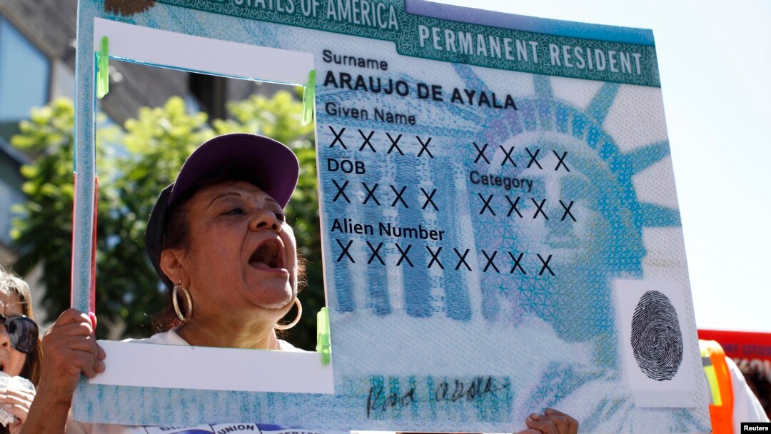 La popular tarjeta verde, es la autorización que recibe una persona para residir legalmente en Estados Unidos. 