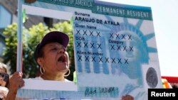 La popular tarjeta verde, es la autorización que recibe una persona para residir legalmente en Estados Unidos. 
