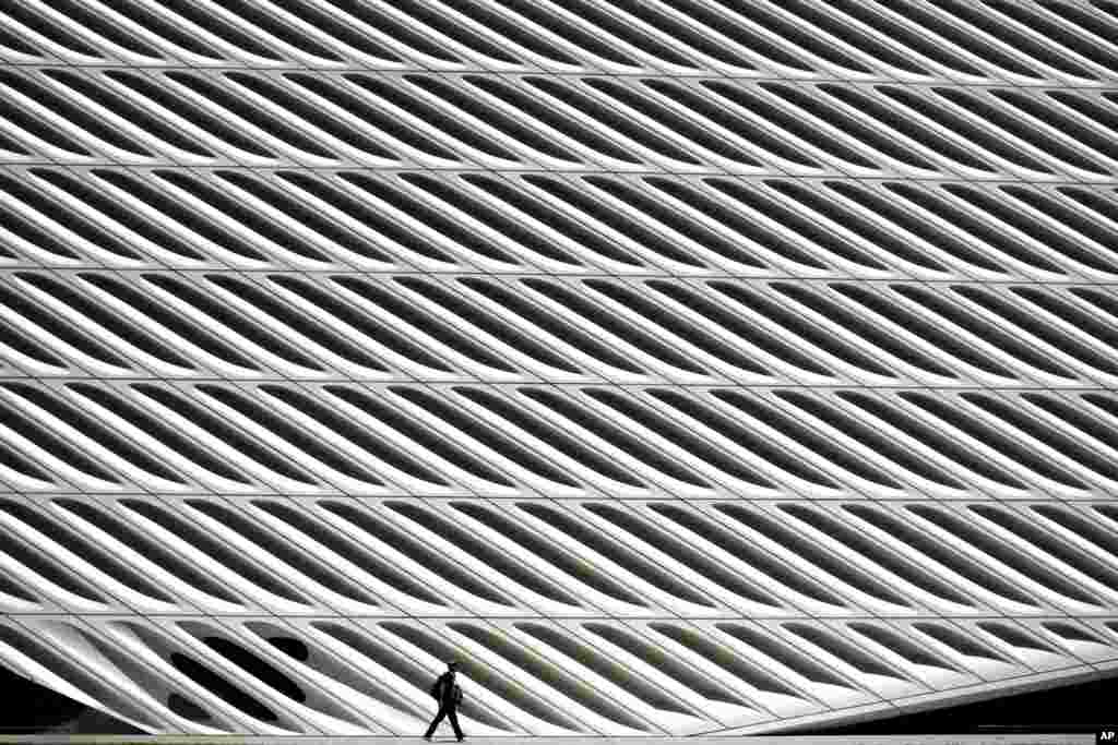 Seorang pria berjalan melewati sebuah museum di kota Los Angeles, California.