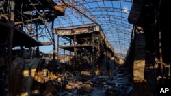 Una sección del mercado de Barabashovo, destruido en un ataque de artillería, en la ciudad ucraniana de Járkov, el 23 de mayo de 2022. Foto AP.