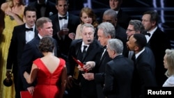 Warren Beatty tient la bonne enveloppe avec le nom du vainqueur, l'Oscar du meilleur film décerné à «Moonlight», après avoir annoncé par erreur que «La La Land» a été gagnant. (Reuters / Lucy Nicholson)