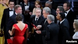 Warren Beatty sostiene el sobre para el Oscar a la Mejor Película, "Moonlight", tras anunciar por error que el ganador era "La La Land".