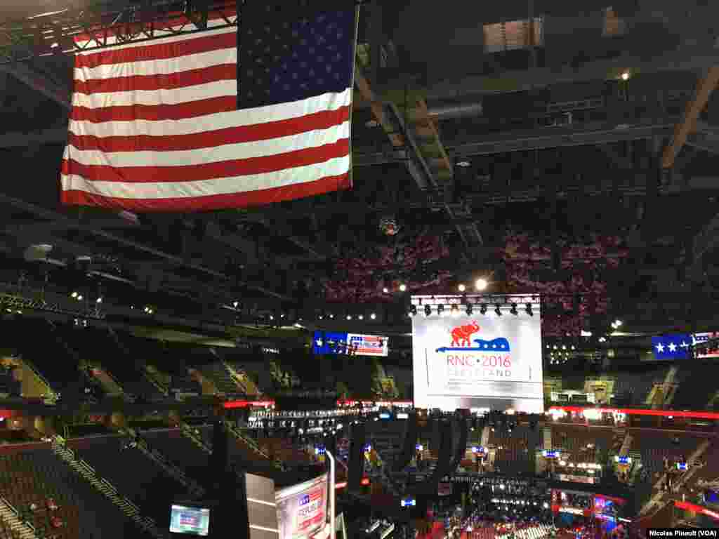 Vue en hauteur de la Quicken Loans Arena avant les discours, Cleveland, le 19 juillet 2016 (VOA/Nicolas Pinault)