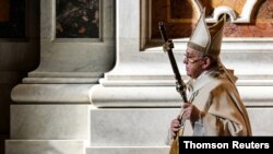 El papa Francisco se va después de celebrar una misa para la fiesta de Cristo Rey, como parte de la Jornada Mundial de la Juventud, en la Basílica de San Pedro, en el Vaticano, el 22 de noviembre de 2020.