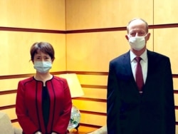 资料照片:台湾驻美代表萧美琴（左)2020年7月27日在国务院拜会亚太助卿史达伟 (台湾驻美代表处推特)