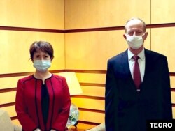 資料照片:台灣駐美代表蕭美琴（左)2020年7月27日在國務院拜會亞太助卿史達偉 (台灣駐美代表處推特)