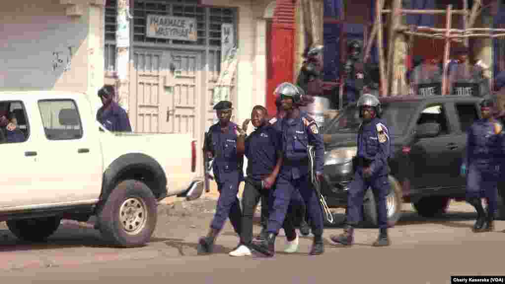 Des Congolais sont agenouillés devant la police à Goma, pour une marche anti-Kabila, le 21 janvier 2018.