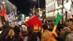 Protest "Crveni karton za Sinišu Malog" u organizaciji Inicijative "Ne davimo Beograd", ispred zgrada Ministarstva finansija i Vlade Srbije, u Beogradu, 25. novembra 2019. (Foto: Veljko Popović, VOA)