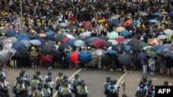 香港反修例示威者2019年6月12日與防暴警察對峙。(資料圖片).