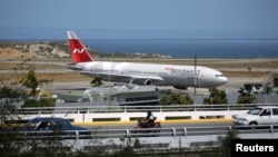 Chiếc Boeing 777 của hãng Nordwind Airlines tại sân bay ở Caracas hôm 29/1.