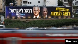 El tráfico pasa por un cartel de la campaña electoral del partido Azul y Blanco, que representa al líder del partido Benny Gantz y al Primer Ministro israelí Benjamin Netanyahu, en Tel Aviv, Israel, 18 de febrero de 2020. 