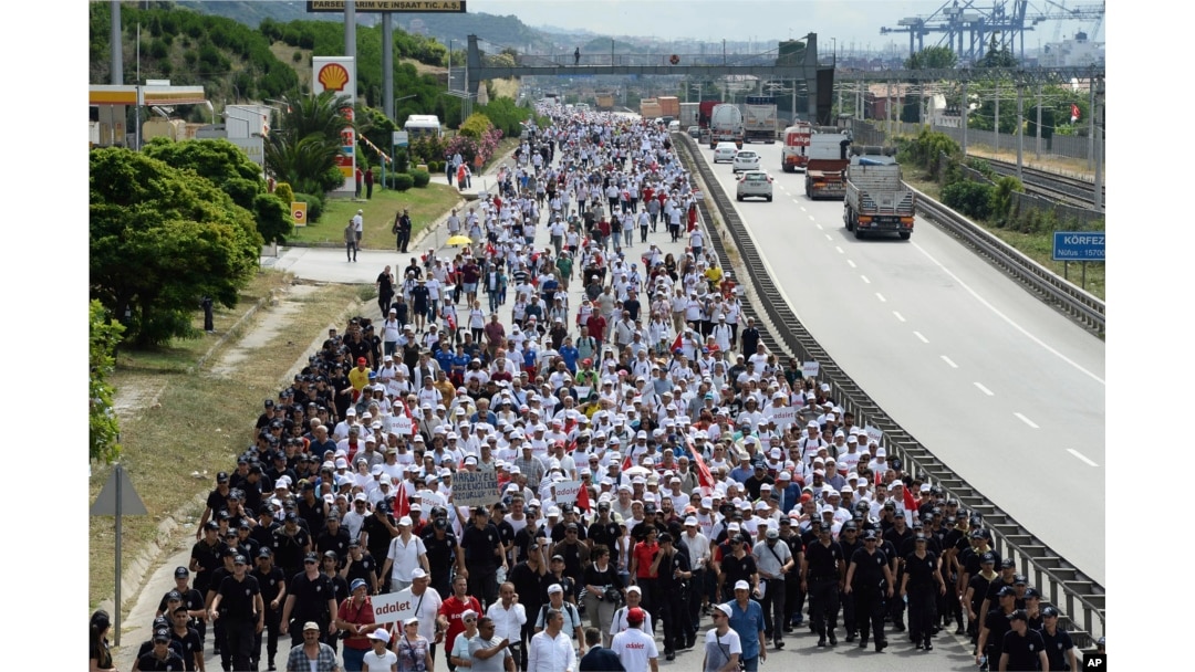Kemal Kilicdaroglu, lider glavne opozicione turske Repubikanske partije hpoda sa hiljadama pristalica 21. dana njihovog 425 kilometar dugogo "Marša za pravdu" u Izmitu, Turska, 5. jula 2017.
