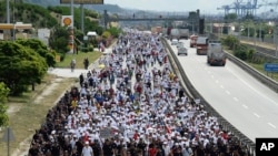 Kemal Kilicdaroglu, the leader of Turkey's main opposition Republican People's Party, walks with thousands of supporters on the 21st day of his 425-kilometer (265-mile) " March for justice " in Izmit, Turkey, July 5, 2017.
