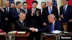 President AS Donald Trump (kanan) dan PM China Liu He usai penandatanganan perjanjian dagang tahap pertama di Gedung Putih, 15 Januari 2020. 