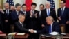 Le vice-Premier ministre chinois Liu He et le président américain Donald Trump se serrent la main après avoir signé la "phase un" de l'accord commercial américano-chinois lors d'une cérémonie à la Maison Blanche à Washington, États-Unis, le 15 janvier 2020. REUTERS/Kevin Lamarque