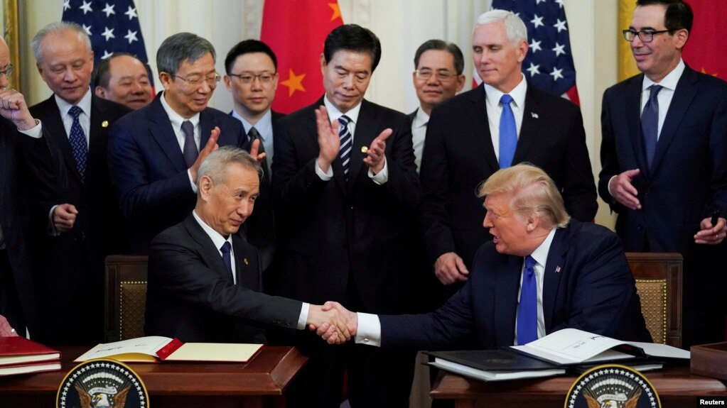 在美国华盛顿白宫东厅举行的仪式上，中国国务院副总理刘鹤（左）与美国总统特朗普（右）在签署美中第一阶段贸易协定后握手（2020年1月15日）。
