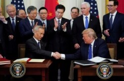 特朗普與中國副總理劉鶴在白宮簽署第一階段貿易協議。