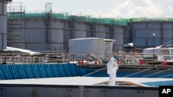 일본 후쿠시마 원전 운영사인 도쿄전력 관계자가 지난 2월 현지 방사능 오염수 저장고 주변에서 시설점검을 하고 있다. (자료사진)