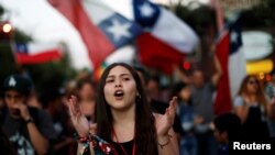 En su intento de tratar de calmar la situación, el gobierno de Sebastián Piñera ha impulsado ajustes sociales que incluyen ligeros incrementos a las pensiones y el salario mínimo. Sin embargo, las manifestaciones continúan.