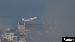 Pesawat milik maskapai penerbangan Lebanon, Middle East Airlines (MEA), lepas landas dari Bandara Internasional Beirut-Rafic Hariri ketika Israel menggempur Hizbullah dari udara, tampak dari Sin El Fil, Lebanon, 11 Oktober 2024. (Foto: Amr Abdallah Dalsh/Reuters)