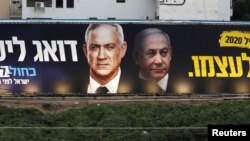 Poster di Tel Aviv yang menggambarkan Perdana Menteri Benjamin Netanyahu (kiri) dan saingannya, Benny Gantz yang kini menyepakati pemerintah persatuan di Israel. 