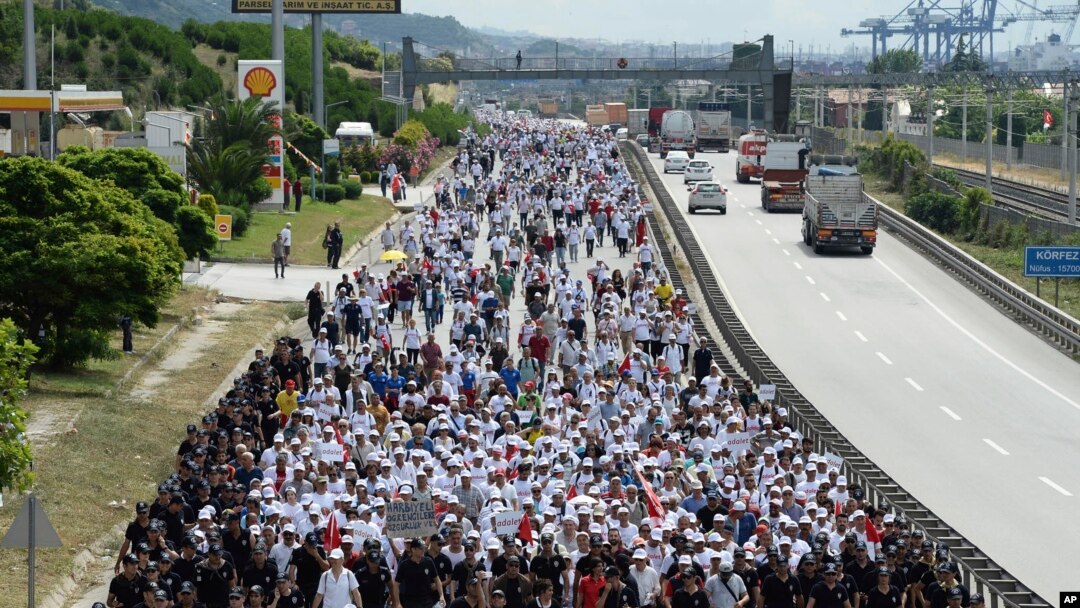 Kemal Kilicdaroglu, pemimpin oposisi utama Turki Partai Rakyat Republik, ikut berjalan bersama ribuan pendukungnya di hari ke-21 aksi demo 425 kilometer "March of Justice" di Izmit, Turki, 5 Juli 2017. (AP Photo).