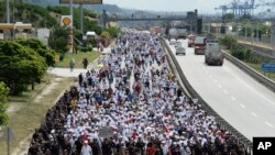 Kemal Kilicdaroglu, pemimpin oposisi utama Turki Partai Rakyat Republik, ikut berjalan bersama ribuan pendukungnya di hari ke-21 aksi demo 425 kilometer "March of Justice" di Izmit, Turki, 5 Juli 2017. (AP Photo).