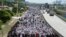 Kemal Kilicdaroglu, pemimpin oposisi utama Turki Partai Rakyat Republik, ikut berjalan bersama ribuan pendukungnya di hari ke-21 aksi demo 425 kilometer "March of Justice" di Izmit, Turki, 5 Juli 2017. (AP Photo).