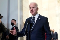 Le président américain Joe Biden s'adresse aux médias après une réunion privée avec les démocrates du Sénat, le 13 janvier 2022, au Capitole à Washington.