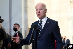 Le président américain Joe Biden s'adresse aux médias après une réunion privée avec les démocrates du Sénat, le 13 janvier 2022, au Capitole à Washington.