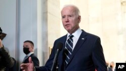 Presidenti Joe Biden flet për shtypin pas takimit me senatorët demokratë më 13 janar 2022, në Kapitol